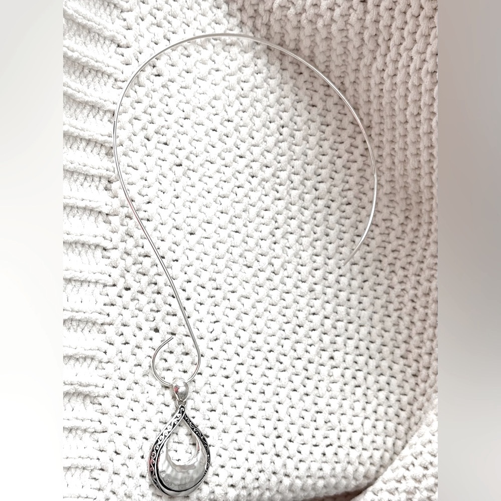 Elegant Silver Tone Teardrop Pendant Necklace - Picture 9 of 10